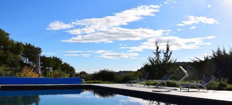 农场上的豪华帐篷带游泳池(Luxury tent on a farm with swimming pool)图片