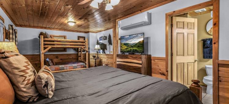 RedAwning的大烟山中6英亩隐蔽农场小屋(The Ranch Cabin on 6 Secluded Acres in the Great Smoky Mountains by RedAwning)图片