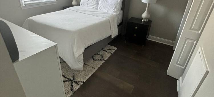 Spacious 4-bedroom townhome in brilliant Washington with WiFi, AC图片
