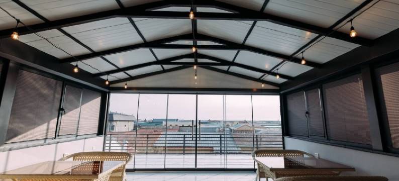 白色酒店(White Hotel)图片