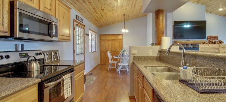 距锡特格雷夫斯16英里：欧弗加德小屋带门廊(Families Welcome! Overgaard Cabin with Playground)图片