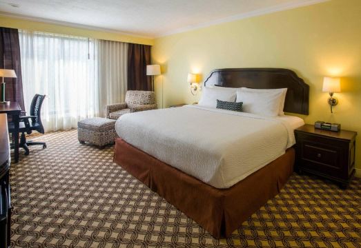 Courtyard Toluca Airport Hotel Overview