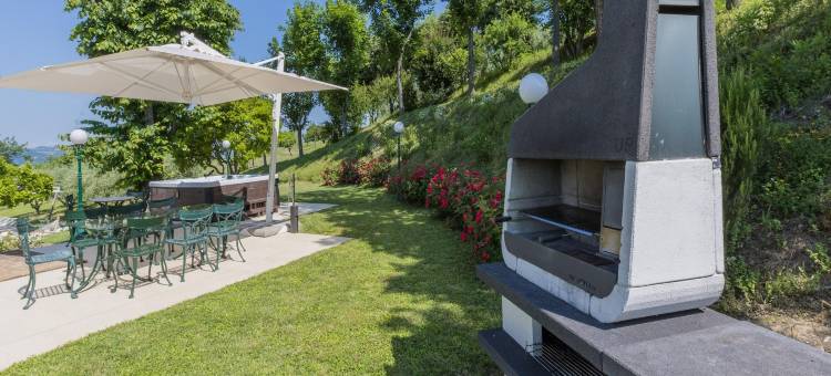 Scenic villa with heated pool图片