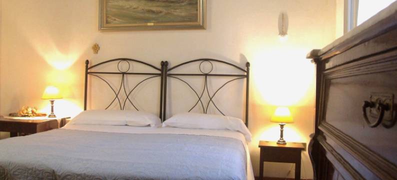 Pisa Stay close to Leaning Tower图片