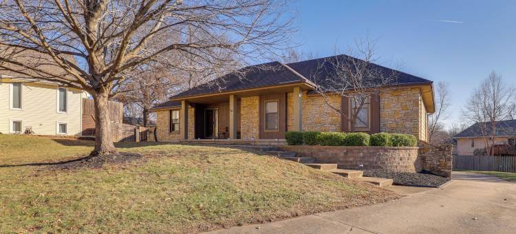 近堪萨斯城的3000平方英尺团体度假屋，带泳池(3,000-sq-ft Group Getaway w/ Pool Near Kansas City)图片