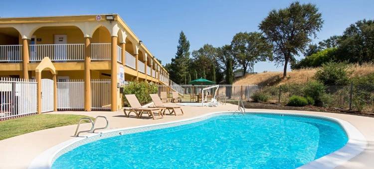 尤凯亚速 8 酒店(Super 8 By Wyndham Ukiah)(The Orchard Hotel Ukiah Wine Country Free Breakfast, Pool, & Hot Tub)图片
