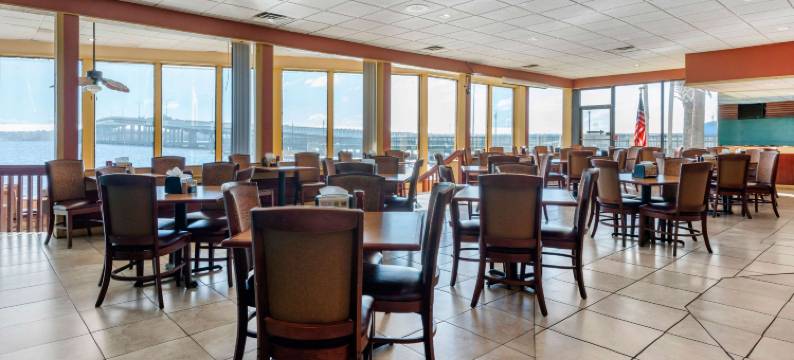 品质酒店&套房帕拉特卡河滨(Quality Inn & Suites Palatka Riverfront)图片