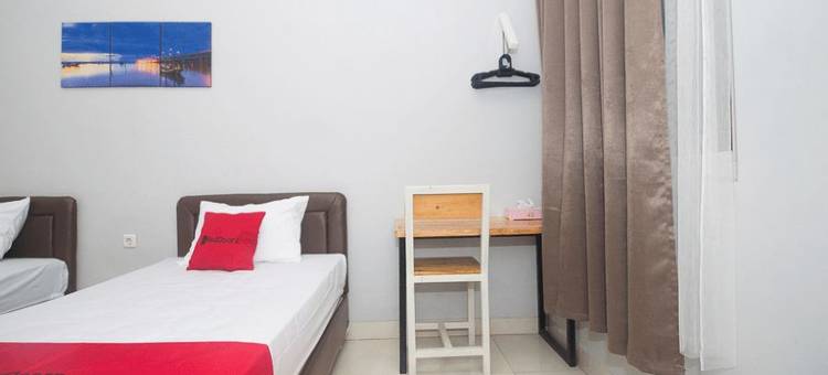 RedDoorz Plus Syariah酒店靠近三邦市政广场(RedDoorz Plus Syariah Near Alun Alun Sampang)图片