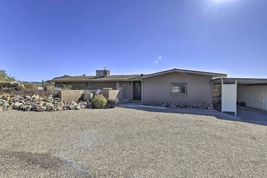 带露台和山景的皇后谷住宅!(Queen Valley Home w/ Patio & Mountain Views!)