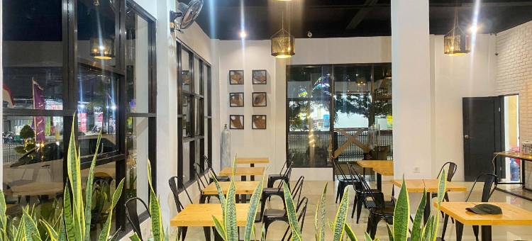 Urbanview Hotel Medio Inn Palu by RedDoorz图片