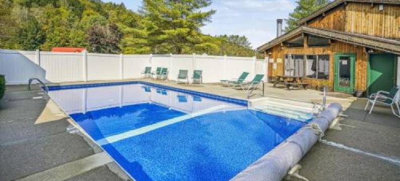 锡达布鲁克配有室外恒温泳池的两张双人床酒店客房216(Cedarbrook Two Double Bed Hotel Room with Outdoor Heated Pool 216)图片