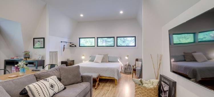 时尚的戴氏湾工作室带绝美的海湾前景(Sleek Dyes Inlet Studio w/ Stunning Bayfront Views)图片