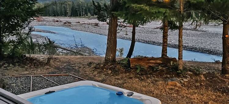 Th River House- Riverfront Cabin with Hot Tub, Fire Pit and Gazebo图片