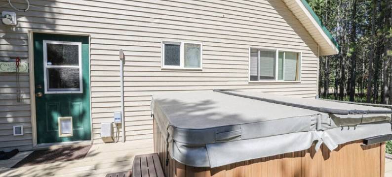 Hot Tub! Cozy beds sleeps 10, Wi-Fi, only 20 miles to West Yellowstone图片