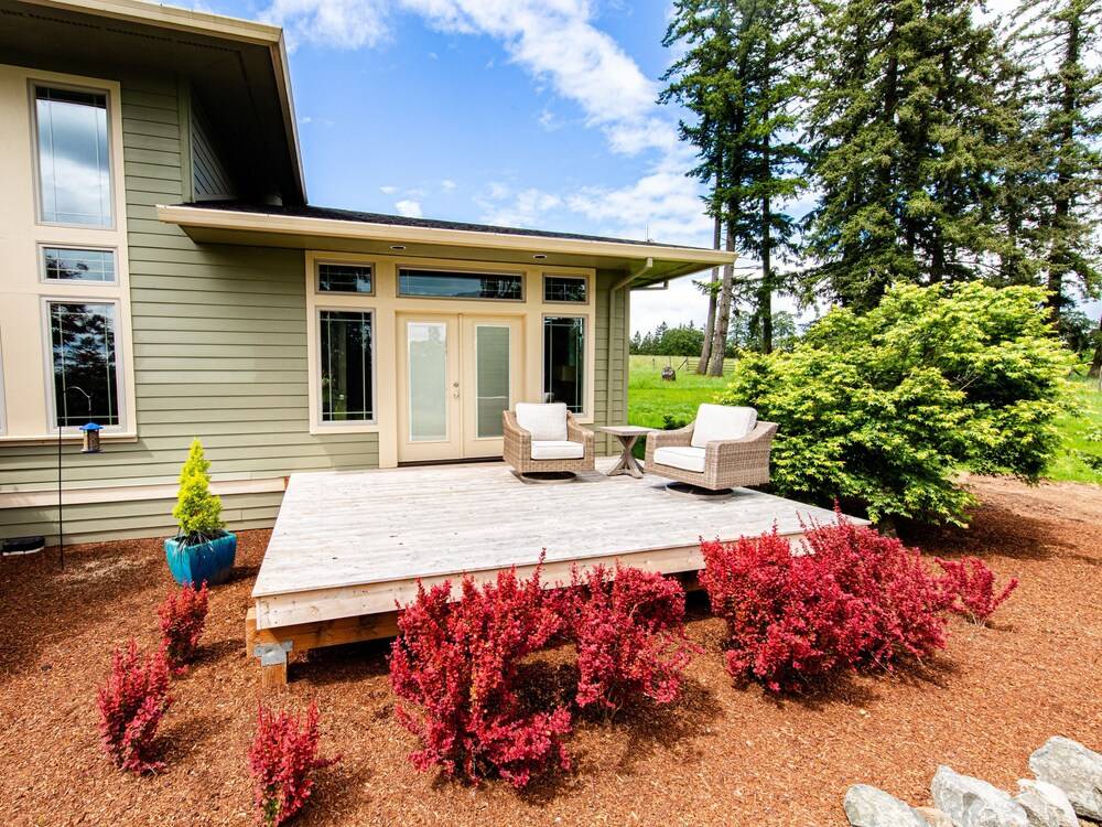 Escape to rolling fields and singing birds - Charming 3 bedroom house!