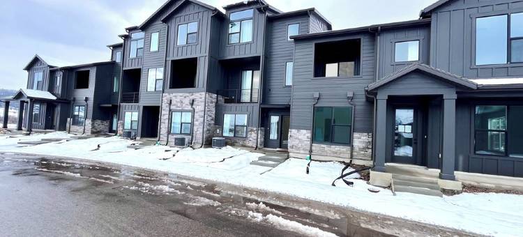 Modern and new  3-bedroom townhome with AC and WiFi in Mountain Green图片
