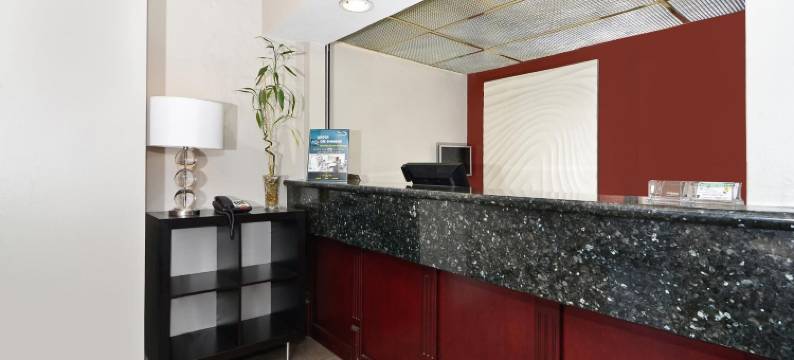 克拉克马斯套房旅馆(Clackamas Inn and Suites)图片