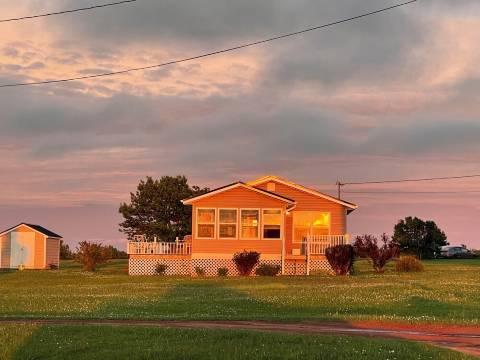 Cozy 2-bedroom cottage overlooking Saint Peters Bay AC, WiFi & gorgeous sunsets