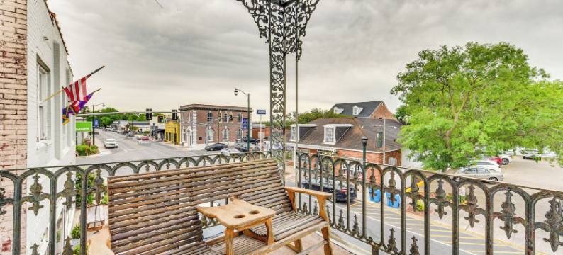 风景如画的路易斯安那州度假屋，带有家具阳台！(Charming Louisiana Getaway w/ Furnished Balcony!)图片