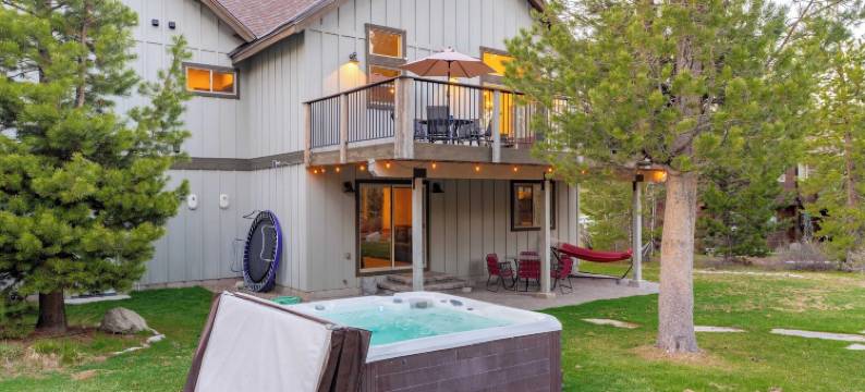 Avantstay的Meyers Meadow热水浴缸，大露台(10Mins to Lake • Hot Tub Game Room Forest Views Meyers Meadow by AvantStay)图片