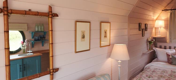 Cabins in Oxfordshire with Hot Tub & Meadow Views图片