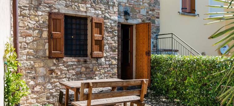 Tranquil Village Stay with Fireplace图片