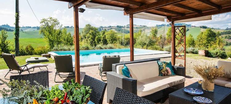 Sunny holiday home with swimming pool图片
