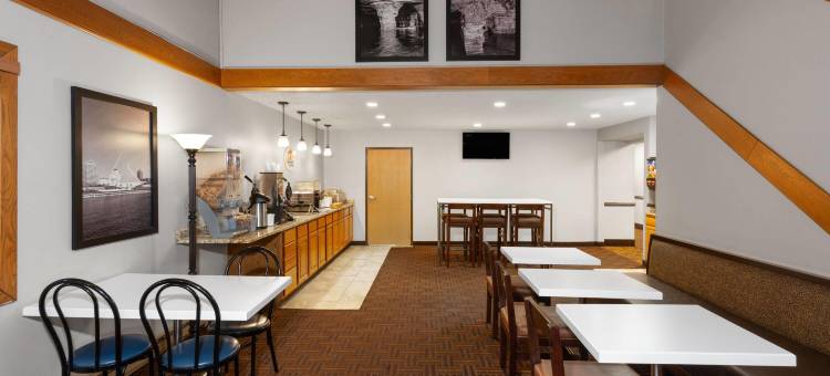 格林贝速8酒店-近体育场(Super 8 by Wyndham Green Bay Near Stadium)图片