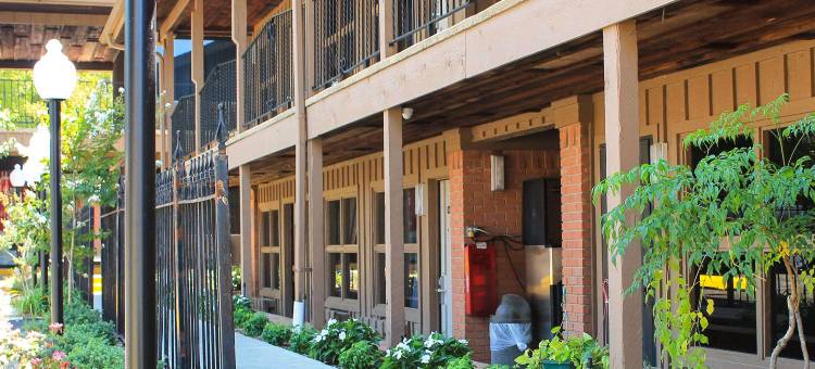 布罗肯鲍查尔斯韦斯利汽车旅馆(Charles Wesley Motor Lodge Downtown Broken Bow- Hochatown)图片