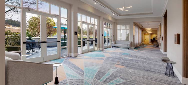 圣拉斐尔马林县希尔顿安泊酒店(Embassy Suites by Hilton San Rafael Marin County)图片