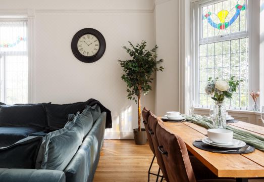 1.5 miles from City Centre, 85inch TV with Parking Hotel Overview