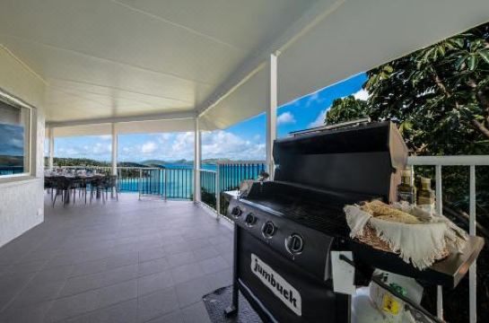 Picturesque on Passage - Shute Harbour Hotel Overview