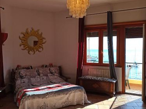 Ampio Monolocale Con Balcone Fronte Mare