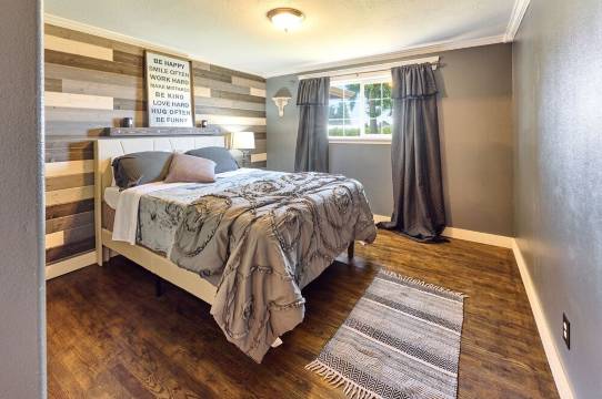 An Entertainment Oasis! Off the I5,Woodburn Outlet Mall & minutes from Safeway.