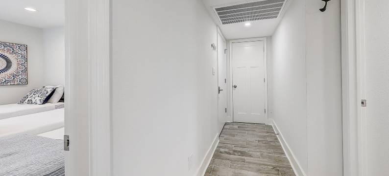 Waterfront retreat with a pool & dock plus central AC, washer/dryer, & views图片