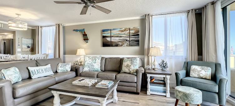 Poolside Access and Ocean Views - Charming Coastal Escape图片