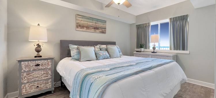 Spacious Balcony with Ocean Glimpse and Outdoor Pool - Charming Retreat图片