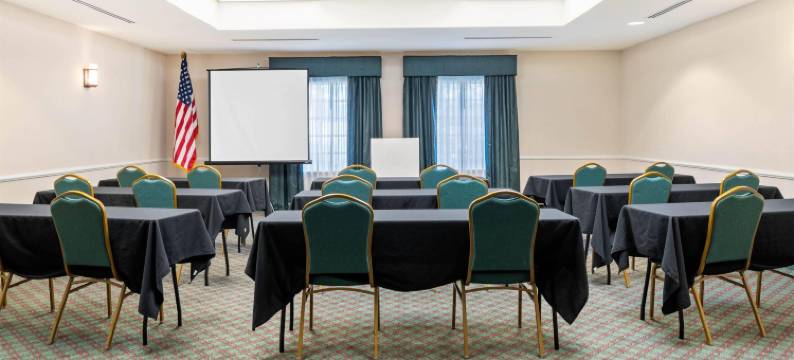 迈尔斯堡I-75 拉昆塔温德姆套房酒店旅店(La Quinta Inn and Suites Fort Myers I-75)图片