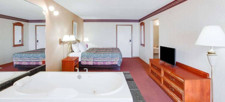 麦基诺城-海滨区速8酒店(Super 8 by Wyndham Mackinaw City/Beachfront Area)图片