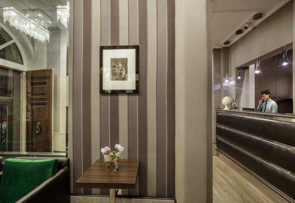 Hotel Royal Court Hotel Overview