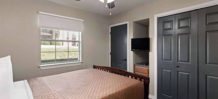 甘乃迪鹰巢套房酒店 - 温德姆旅屋(Eagle's Den Suites Kenedy a Travelodge by Wyndham)图片