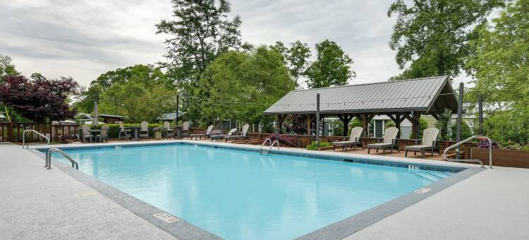 时尚平岩小屋：可使用泳池！(Flat Rock Tiny Home Fall Getaway with Grill!)图片