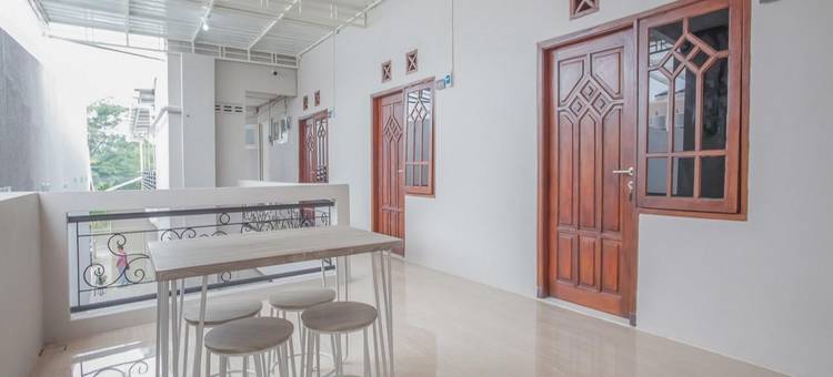 红多兹酒店-近泗水西普拉高尔夫球场(RedDoorz Near Ciputra Golf Surabaya)图片