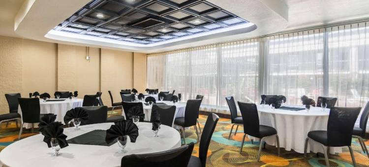 拉塞尔维尔I-40凯隆套房酒店(Clarion Inn & Suites Russellville I-40)图片