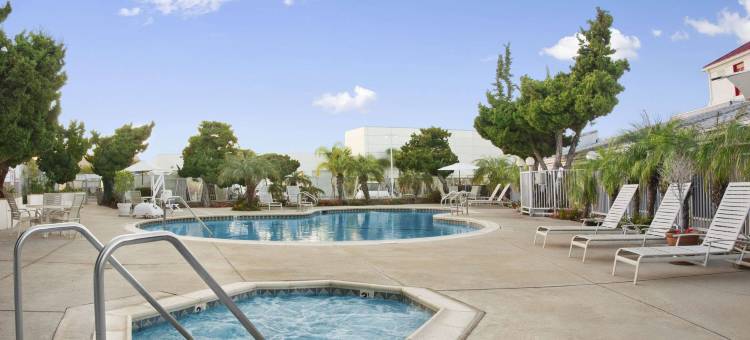 托伦斯华美达酒店(Ramada by Wyndham Torrance)图片