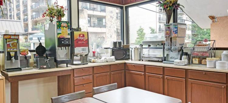 加特林堡市中心速8酒店及会议中心(Super 8 by Wyndham Downtown Gatlinburg at Convention Center)图片