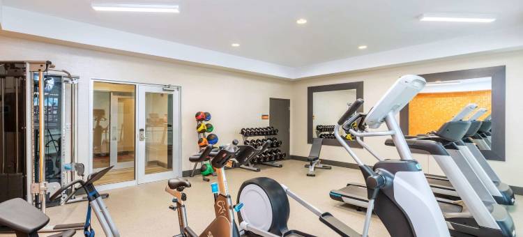 布卢明顿拉昆塔温德姆套房酒店(La Quinta Inn & Suites by Wyndham Bloomington)图片