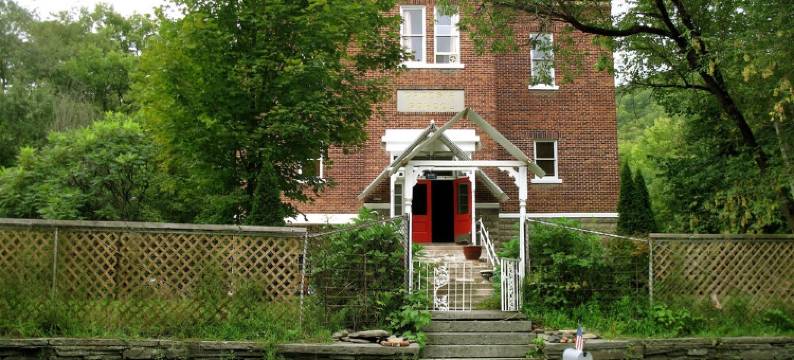 Large Brick School House with Music Studio Close to Delaware River图片