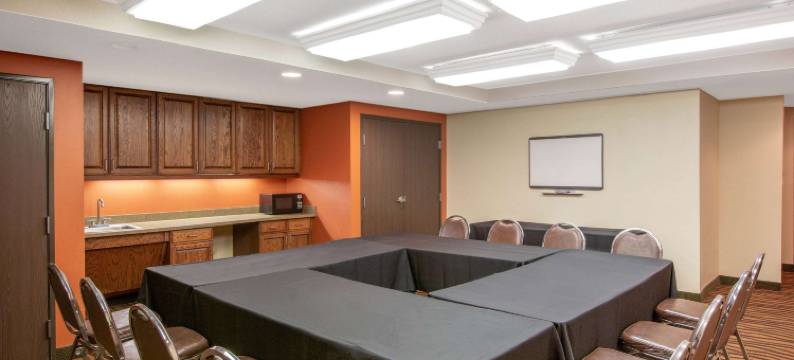 奥塔姆瓦美吟温德姆酒店(AmericInn by Wyndham Ottumwa)图片