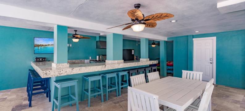 Breathtaking Ocean Views and Spacious Deck - Exquisite Beachfront Retreat图片